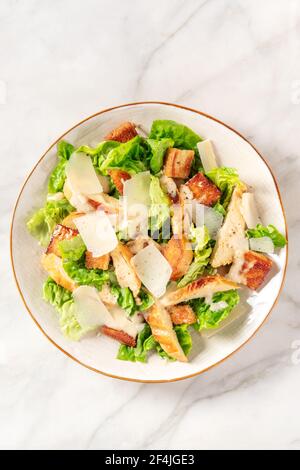 Caesar Salat mit gegrilltem Hähnchen, Salat und Parmesan Stockfoto