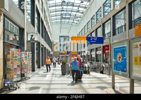 Mannheim, Deutschland - Juli 2019: Im Inneren des Mannheimer Hauptbahnhofs mit Menschen Stockfoto