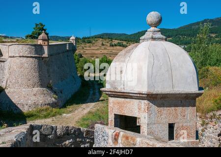 Mauer und Wachturm in der befestigten Stadt Mont-Louis, Pyrenäen-Orientales (66), Okzitanien, Frankreich. Es wurde von Vauban erbaut und ist UNESCO-Weltkulturerbe Stockfoto