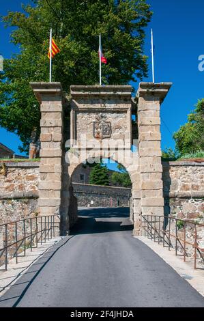 Eingangstor zur befestigten Stadt Mont-Louis, Pyrenäen-Orientales (66), Okzitanien, Frankreich. Es wurde von Vauban gebaut und ist ein UNESCO-Welt Stockfoto