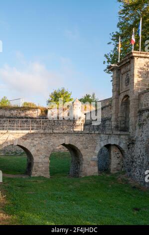 Eingangstor zur befestigten Stadt Mont-Louis, Pyrenäen-Orientales (66), Okzitanien, Frankreich. Es wurde von Vauban gebaut und ist ein UNESCO-Welt Stockfoto