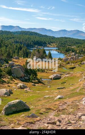 Der See „Metang sec“, ein Teil der Seen von Bouillouses, ein Naturgebiet ‘der Region Capcir, der Regionale Naturpark der katalanischen Pyrenäen, die Pyrenäen-Orientales Stockfoto