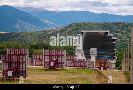 Odeillo Solarofen in der Nähe von Font Romeu, Regionaler Naturpark der katalanischen Pyrenäen, Pyrenees-Orientales (66), Region Okzitanien, Frankreich Stockfoto