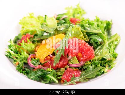 Salat aus Blättern mit Grapefruit, Orange und Pinienkernen Stockfoto
