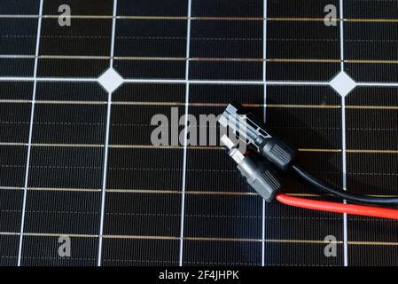 MC4-Sockel-Steckverbinder für Solarzellen-Panel Stockfoto