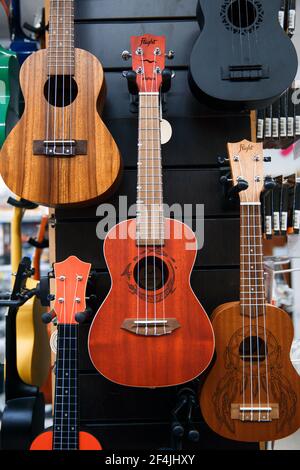 Zaporozhye, Ukraine März 14 2020 :Ukulele Gitarre mit vier Saiten für Verkauf im Markt. Stockfoto