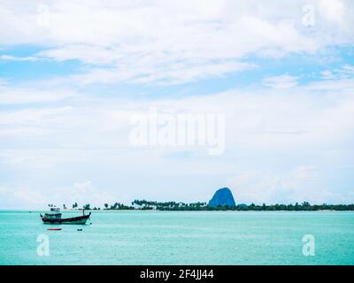 Die Landschaft der Insel und das ruhige Meer und der Lebensstil der Fischer im Boot auf Koh Yao Noi, Phang nga, Thailand. Meeresblick mit vielen Stockfoto