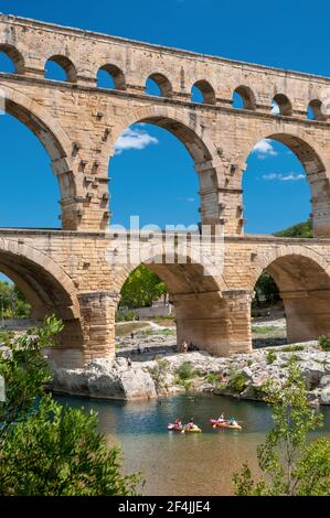 Gardon River und Pont du Gard Bridge, ein UNESCO-Weltkulturerbe, Gard (30), Region Okzitanien, Frankreich Stockfoto