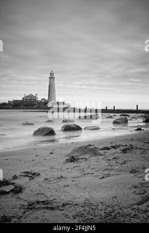 St Mary's Lighthouse steht auf St Mary's Island direkt vor der Nordseeküste in Whitley Bay im Nordosten Englands. Stockfoto