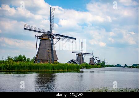 Traditionelle niederländische Windmühlen im UNESCO-Weltkulturerbe Kinderdijk In Südniederland Stockfoto