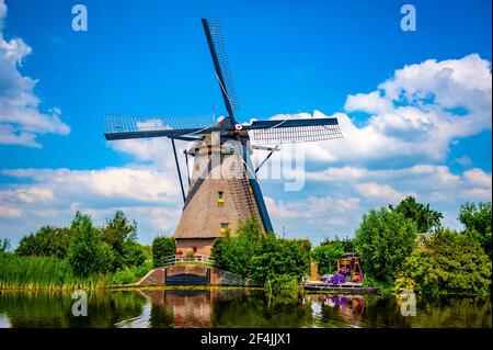 Traditionelle holländische Windmühle in Kinderdijk an einem sonnigen Sommertag. Kinderdijk Windmühlen sind ein UNESCO-Weltkulturerbe in den Niederlanden. Stockfoto