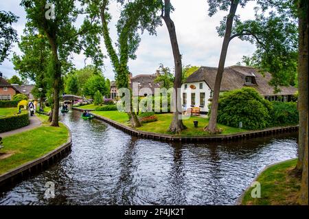 Giethoorn, Niederlande - 6. Juli 2019: Die Kanäle von Giethoorn, einem malerischen Dorf in den Niederlanden, bekannt als das Venedig des Nordens Stockfoto