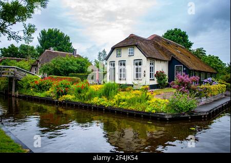 Giethoorn, Niederlande - 6. Juli 2019: Ein typisches holländisches Landhaus mit traditionellem Grasdach im Dorf Giethoorn in den Niederlanden Stockfoto