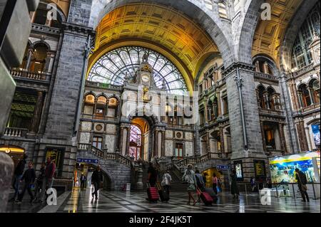 Antwerpen, Belgien - 12. Juli 2019: Pendler, die durch den Antwerpener Hauptbahnhof in Belgien fahren Stockfoto