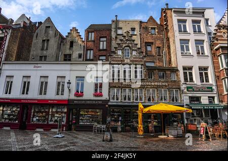 Antwerpen, Belgien - 12. Juli 2019: Straßencafés und Geschäfte in der Innenstadt von Antwerpen in Belgien Stockfoto