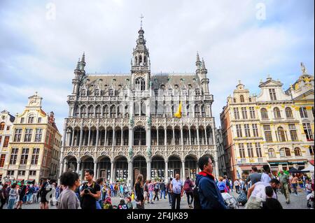 Brüssel, Belgien - 13. Juli 2019: Menschenmassen, die vor dem Königshaus auf dem Grand Place, dem zentralen Platz von Brüssel in Belgien, spazieren Stockfoto
