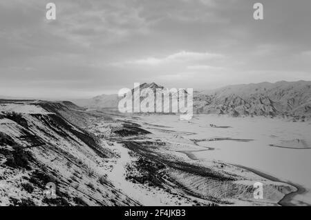 Schwarz-Weiß-Foto einer Winterlandschaft in Armenien Mit Azat-Stausee und Yeranos-Gebirge Stockfoto