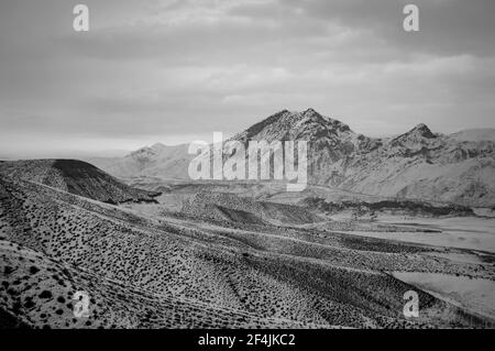 Schwarz-Weiß-Foto der Yeranos Berge bei Garni in Armenien an einem verschneiten Wintertag Stockfoto