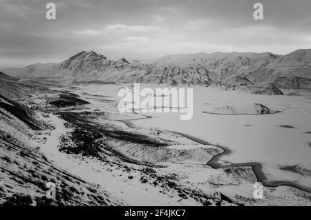 Schwarz-Weiß-Foto des Azat Wasserreservoirs und Yeranos Gebirge in der armenischen Provinz Ararat Stockfoto