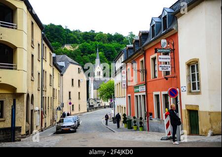 Luxemburg Stadt, Luxemburg - 15. Juli 2019: Menschen auf den Straßen der Altstadt von Luxemburg Stadt in Europa zu Fuß Stockfoto