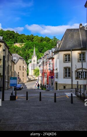 Luxemburg-Stadt, Luxemburg - 15. Juli 2019: Schmale Straße mit gemütlichen Häusern in der Altstadt von Luxemburg-Stadt in Luxemburg Stockfoto