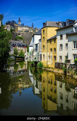 Luxemburg-Stadt, Luxemburg - 16. Juli 2019: Gemütliche Häuser am Flussufer in Luxemburg-Stadt an einem sonnigen Sommertag Stockfoto