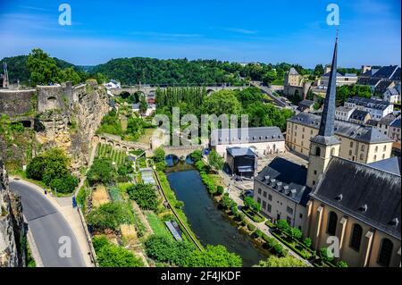 Luxemburg Stadt, Luxemburg - 16. Juli 2019: Schöne und gemütliche Altstadt der Stadt Luxemburg in Europa an einem sonnigen Sommertag Stockfoto