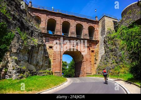 Luxemburg-Stadt, Luxemburg - 16. Juli 2019: Die berühmte Burgbrücke in der Nähe der Bock Casemates in Luxemburg-Stadt, Europa Stockfoto