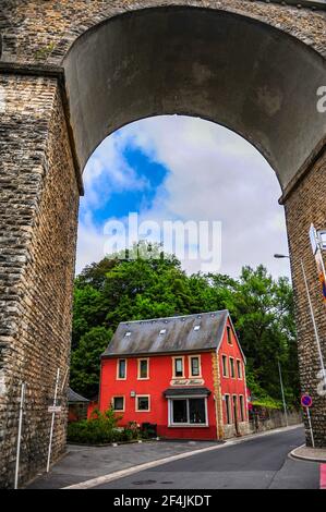 Luxemburg-Stadt, Luxemburg - 15. Juli 2019: Gemütliches rotes Haus in Luxemburg-Stadt, die ein Restaurant beherbergt, Luxemburg Stockfoto