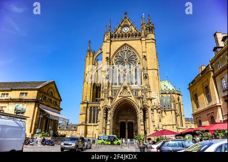 Metz, Frankreich - 17. Juli 2019: Kathedrale des Heiligen Stephan von Metz in Frankreich an einem sonnigen Sommertag Stockfoto