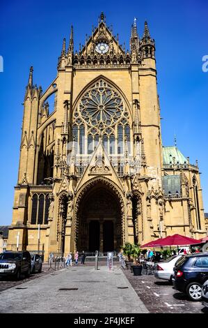 Metz, Frankreich - 17. Juli 2019: Der berühmte Stephansdom in der Stadt Metz in Frankreich an einem sonnigen Sommertag Stockfoto