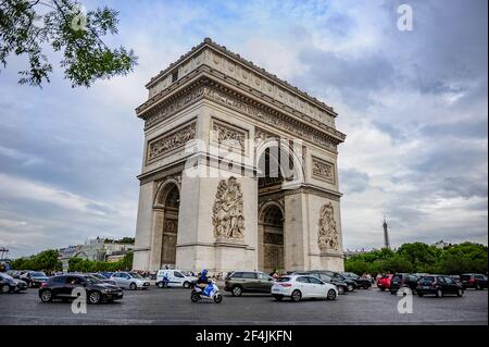 Paris, Frankreich - 18. Juli 2019: Der berühmte Triumphbogen von Paris, Frankreich Stockfoto