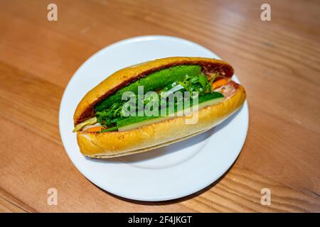 Vietnamesische beliebte und berühmte Gerichte - Banh mi, knuspriges Schweinebandwich Stockfoto