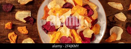 Gemüsechips Panorama, ein flacher Schuss von verschiedenen Chips Stockfoto