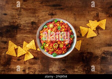 Chili con Carne mit Nachos, über Kopf flach lag Schuss Stockfoto