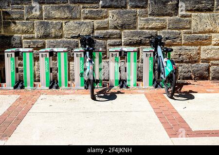 Verleih von E-Bikes an der Universität für Studenten um zu benutzen geparkt campus Stockfoto