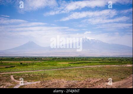 Landschaftlich schöner Blick auf den Berg Ararat an einem sonnigen Sommertag, vom Kloster Khor Virap in Armenien aus gesehen Stockfoto