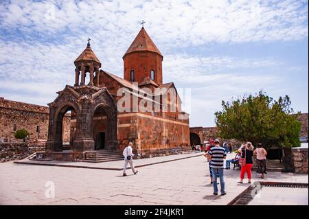 Khor Virap, Armenien - 5. Juli 2018: Touristen im Hof des Khor Virap Klosters in Armenien Stockfoto