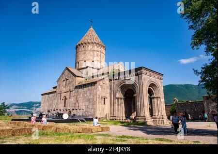 Tatev, Armenien - 6. Juli 2018: Touristen auf dem Hof der St. Paul und Peter Kathedrale von Tatev Kloster in Armenien Stockfoto