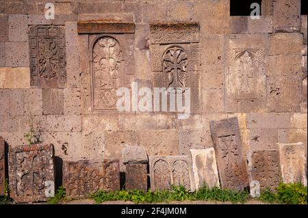 Traditionelle mittelalterliche armenische Khachkars (Kreuzsteine) Im Kloster Tatev in Armenien Stockfoto