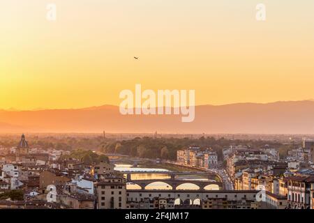 Sonnenuntergangsansicht von Florenz in Italien mit einem Airliner das Aufzüge Stockfoto