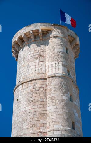 17th-Jahrhundert Tour des Baleines Turm mit französischer Flagge. Neben dem Phare des Baleines gelegen, ist es einer der ältesten Leuchttürme in Frankreich. Saint Cl Stockfoto