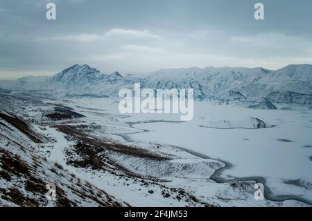 Azat Stausee und Yeranos Bergkette in einem bewölkten Winter Tag in Armenien Stockfoto