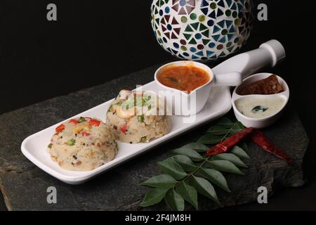upma Ven Pongal mit Sambar, Kokos Chutney beliebte indische Frühstück Essen Tamil Nadu Festival Pongal mit Rava oder Grieß gemacht Stockfoto