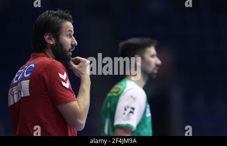 Magdeburg, Deutschland. März 2021, 21st. Handball, Bundesliga, SC Magdeburg - Füchse Berlin, Matchday 22: Magdeburger Trainer Bennett Wiegert reagiert. Quelle: Ronny Hartmann/dpa-Zentralbild/dpa/Alamy Live News Stockfoto