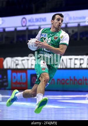 Magdeburg, Deutschland. März 2021, 21st. Handball, Bundesliga, SC Magdeburg - Füchse Berlin, Matchday 22: Der Berliner Milos Vujovic läuft mit dem Ball. Quelle: Ronny Hartmann/dpa-Zentralbild/dpa/Alamy Live News Stockfoto