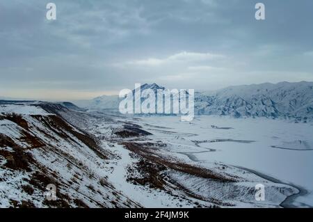 Schöne Winterlandschaft in Armenien mit Azat Stausee und Yeranos Bergkette Stockfoto