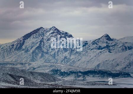 Yeranos Gebirge in Armenien an einem verschneiten Wintertag Stockfoto