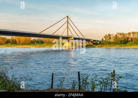 Blick auf den Rhein und die Autobahnbrücke in Neuenkamp, Duisburg, Nordrhein-Westfalen, Deutschland Stockfoto