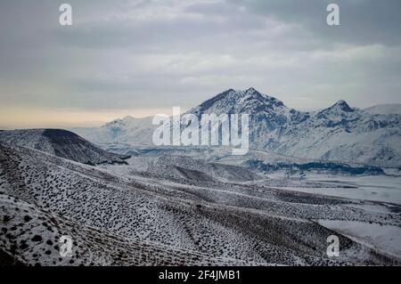 Ein schneereichen Wintertag in Yeranos Bergen in Armenien in der Nähe Garni Stockfoto